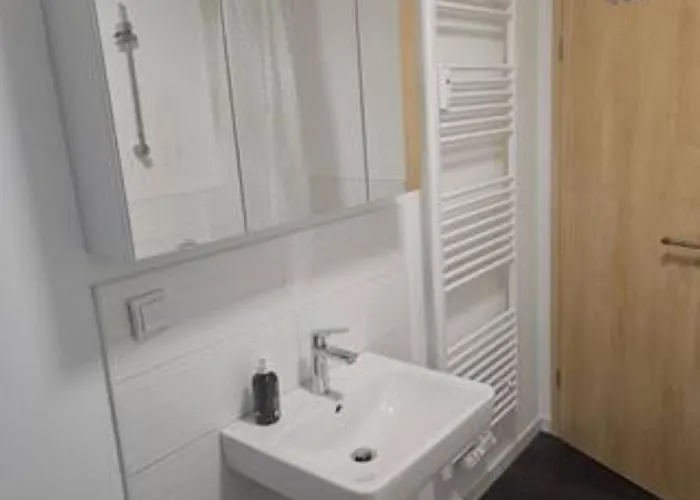 Apartment Schoene Vollausgestattete Monteurs- Gaestewohnung Naehe Raffinerie Leuna Und Geiseltalsee Fuer 4 Personen 0306